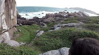 COMENDO A MORENA COM VISTA PRO MAR