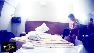 EN EL TELO ME LA EMPIEZA A CHUPAR Y DESPUES QUIERE QUE SE LA META, PERO ALGUIEN NOS ESPIA SHORT