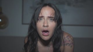 PELINEGRA DE OJOS AZULES ES FOLLADA SIN PARAR EN EL HOTEL