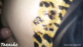 Socando no rabo da puta de quatro