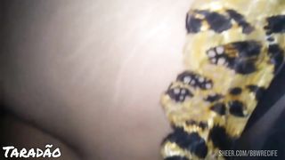 Socando no rabo da puta de quatro