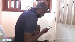 Chamei meu amigo eletricista do pau gigante pra foder eu e minha amiga em casa 2 morenas pra um 1 pauzao