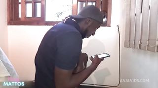 Chamei meu amigo eletricista do pau gigante pra foder eu e minha amiga em casa 2 morenas pra um 1 pauzao