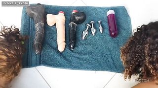 HUMILHACAO DE MULHERES GOSTOSAS SOCANDO BRINQUEDOS EROTICOS EM SUAS BUNDAS