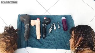 HUMILHACAO DE MULHERES GOSTOSAS SOCANDO BRINQUEDOS EROTICOS EM SUAS BUNDAS