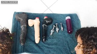 HUMILHACAO DE MULHERES GOSTOSAS SOCANDO BRINQUEDOS EROTICOS EM SUAS BUNDAS