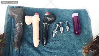 HUMILHACAO DE MULHERES GOSTOSAS SOCANDO BRINQUEDOS EROTICOS EM SUAS BUNDAS