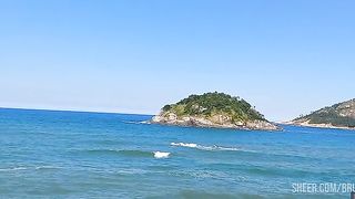 Bruna Black da um show de sexo intenso na praia do nudismo Rio de Janeiro e atrai varios punheteiro que fica assistindo a danada sentar no pau.