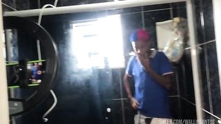 A GOSTOSA PEDE PARA TROCAR O CHUVEIRO DELA E ACABA DANDO SUA BUCETINHA ROSADINHA BRANQUINHA