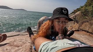 DUAS NINFETAS SAFADAS MAMANDO NA PRAIA PRA TODO MUNDO VER