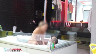 GOZANDO IGUAL UMA PUTA NA ROLA DELE DENTRO DA BANHEIRA