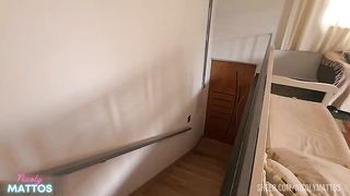 Corretor de seguros ficou de olho na safada e deu a piroca pra ela sentar