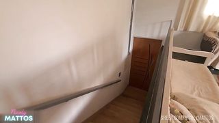 Corretor de seguros ficou de olho na safada e deu a piroca pra ela sentar