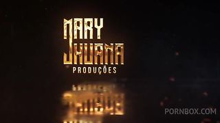 Empregada achou os brinquedos da patroa e colocou um no cu outro na buceta - Mary Jhuana