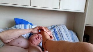 GEGENSEITIG DIE NYLONFUSSE RIECHEN, LECKEN UND VERWOHNEN