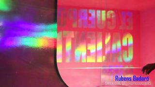 Fodendo o cu da mulher do corno sem camisinha