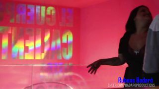 Fodendo o cu da mulher do corno sem camisinha