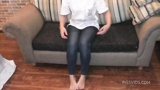 スキニージーパンでオナニーする女子◯生。