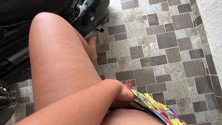 ESTOY COMPLETAMENTE LOCA POR MASTURBARME AL FRENTE DE MIS VECINOS NUEVOS