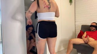 ESPOSA ESCONDE AMIGA NO ARMARIO E FAZ SURPRESA PARA O MARIDO