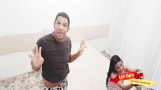 Pequena enteada senta com o cu no penis do seu padrasto.