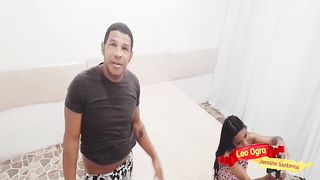 Pequena enteada senta com o cu no penis do seu padrasto.