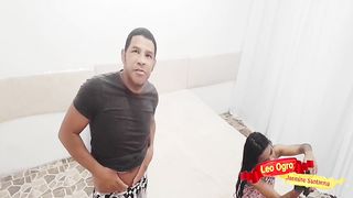Pequena enteada senta com o cu no penis do seu padrasto.