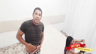 Pequena enteada senta com o cu no penis do seu padrasto.