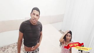Pequena enteada senta com o cu no penis do seu padrasto.