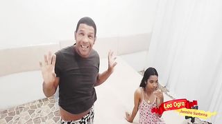 Pequena enteada senta com o cu no penis do seu padrasto.