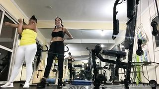 duas danadas fdando encima do treinador da academia