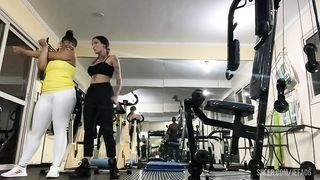 duas danadas fdando encima do treinador da academia
