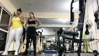 duas danadas fdando encima do treinador da academia
