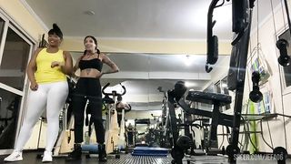duas danadas fdando encima do treinador da academia