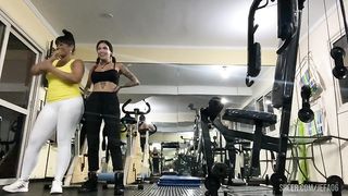 duas danadas fdando encima do treinador da academia