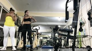 duas danadas fdando encima do treinador da academia