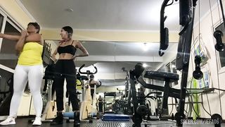 duas danadas fdando encima do treinador da academia