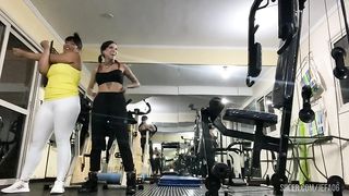 duas danadas fdando encima do treinador da academia