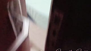 Peguei a loira usando consolo no cuzinho e enfiei a rola no pelo no cu dela