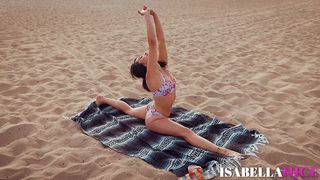 YOGA ENTHUSIASTS ISABELLA NICE AND JILL KASSIDY PLEASING EACH OTHER