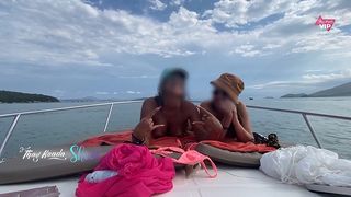 ESPOSAS GOSTOSAS FODENDO NA LANCHA, THAY KSADA E ANA BRAZILIAN HOTWIFE GOZANDO MUITO NA LANCHA