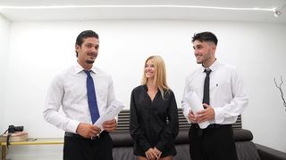 MI MEJOR AMIGO Y YO NOS FOLLAMOS A MI HERMANASTRA