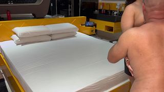 HOTWIFE DE SALTO FINO GEMENDO COM DOIS PAUS DENTRO DELA