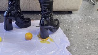 APLASTANDO FRUTAS CON MIS TACONES