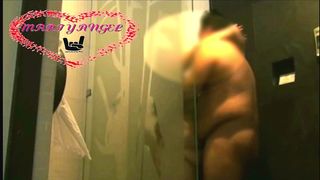 TOMANDO UN RICO BANO CON MI AMIGO