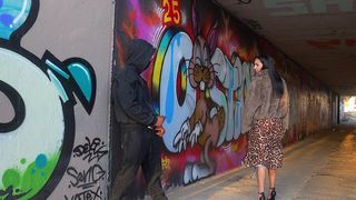 DOMINICANO DETONA A ITALIANA DEBAJO DE UN PUENTE EN LAS CALLES DE BARCELONA.