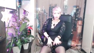 Solo anal games of a mature sexy lady from crazy Russia...