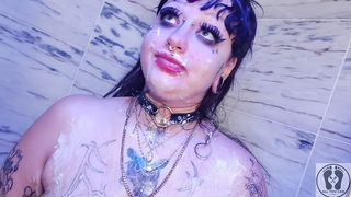 DEEDEELOVE PISSING GOLDEN SHOWER COM-PEE-LATION