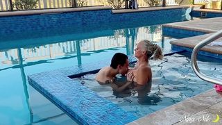 NINA SHOWS HER CUB SOME POOLSIDE MOVES
