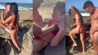 NOVINHA CASADA FUDENDO C AMIGO NA PRAIA PRA TODO MUNDO VER